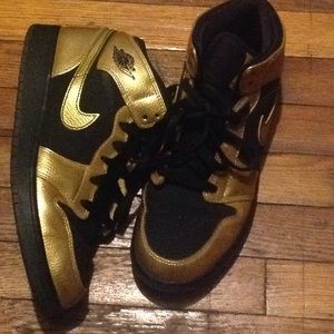 Nike Air Jordan gold/black size 7Y in great shape
